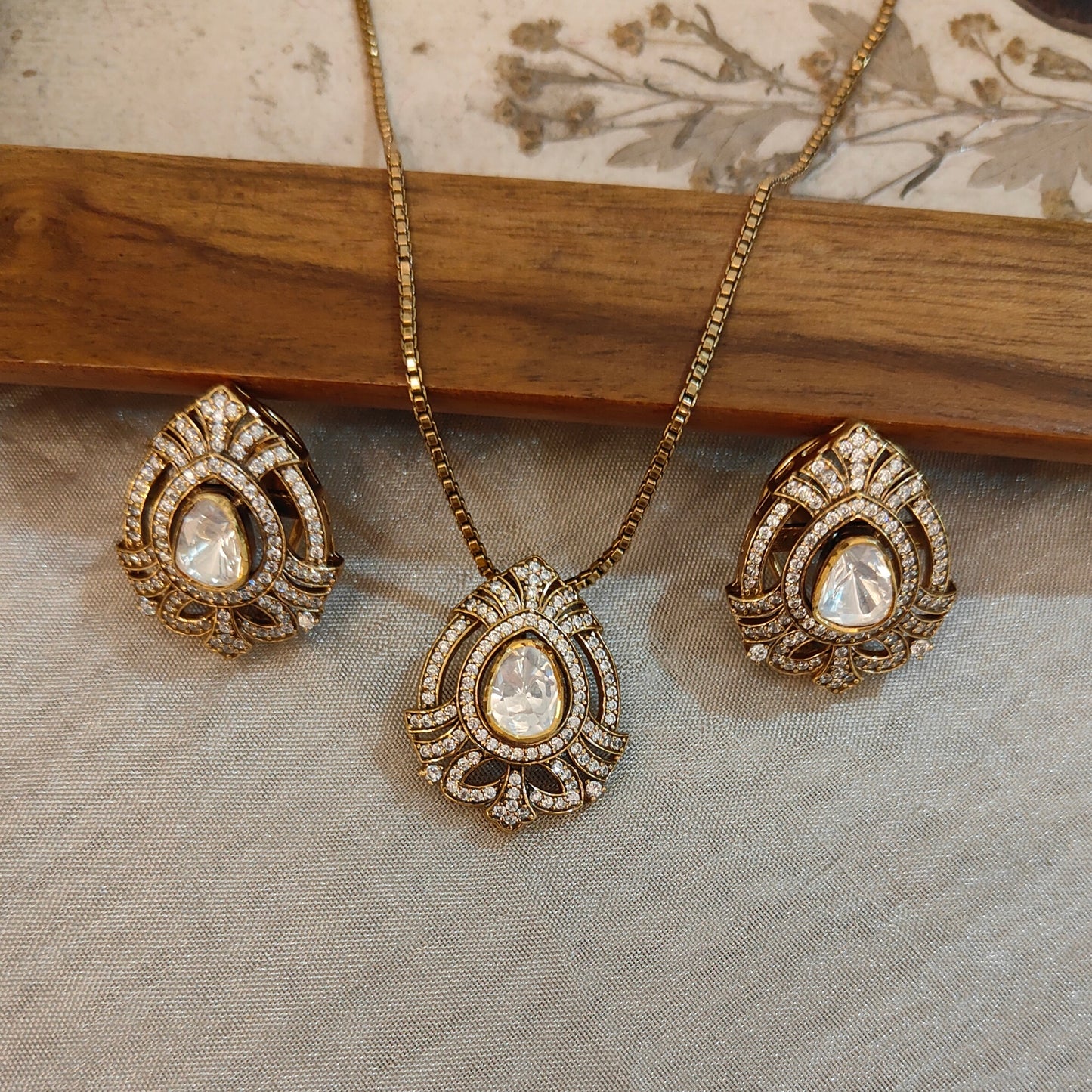 Regal Teardrop Set